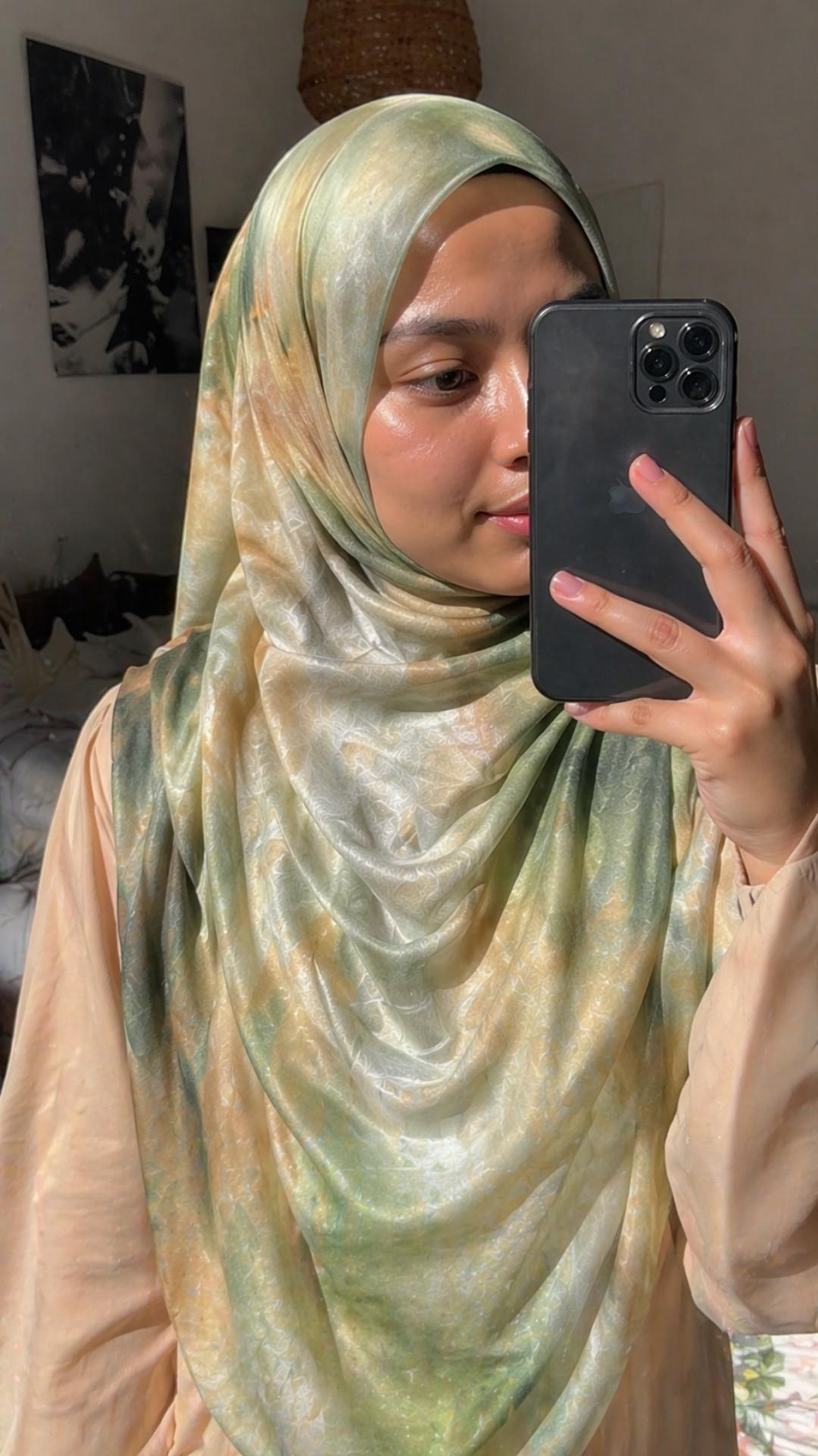 RY03 Watercolor Gradient Hijab Shawl – Ombre Green Ethnic Women's Head Scarf (80×180cm)