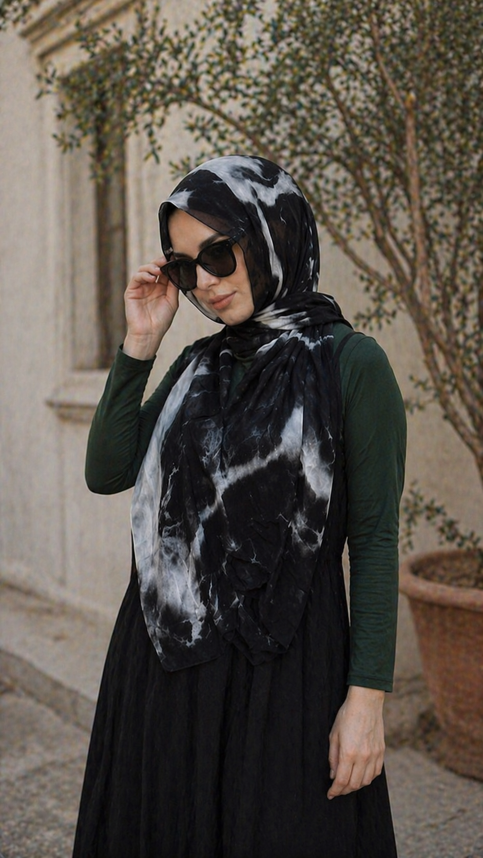 RY08 Black Marble Ink Wash Hijab Shawl – Bold Watercolor Women's Head Scarf (80×180cm)