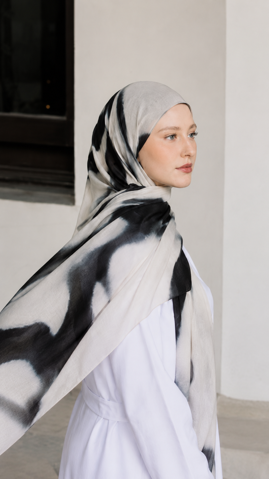 RY114 White Grey Black Abstract Brushstroke Hijab Shawl – Ink Wash Women's Head Scarf (80×180cm)