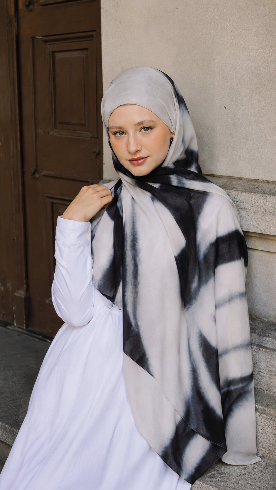 RY114 White Grey Black Abstract Brushstroke Hijab Shawl – Ink Wash Women's Head Scarf (80×180cm)