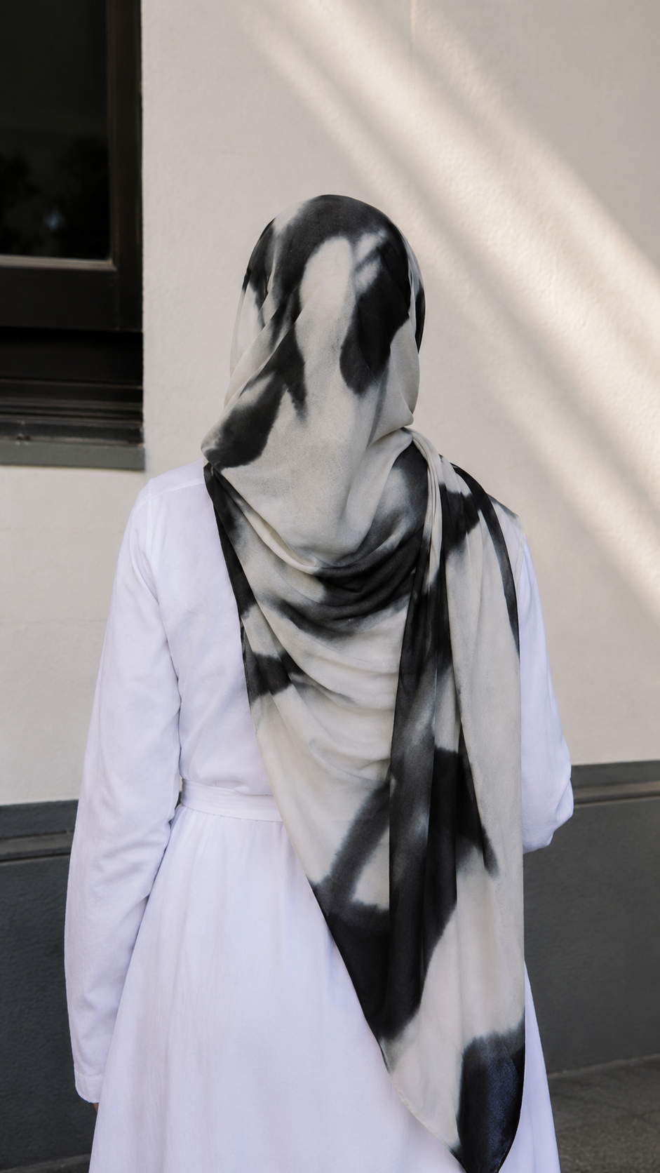 RY114 White Grey Black Abstract Brushstroke Hijab Shawl – Ink Wash Women's Head Scarf (80×180cm)