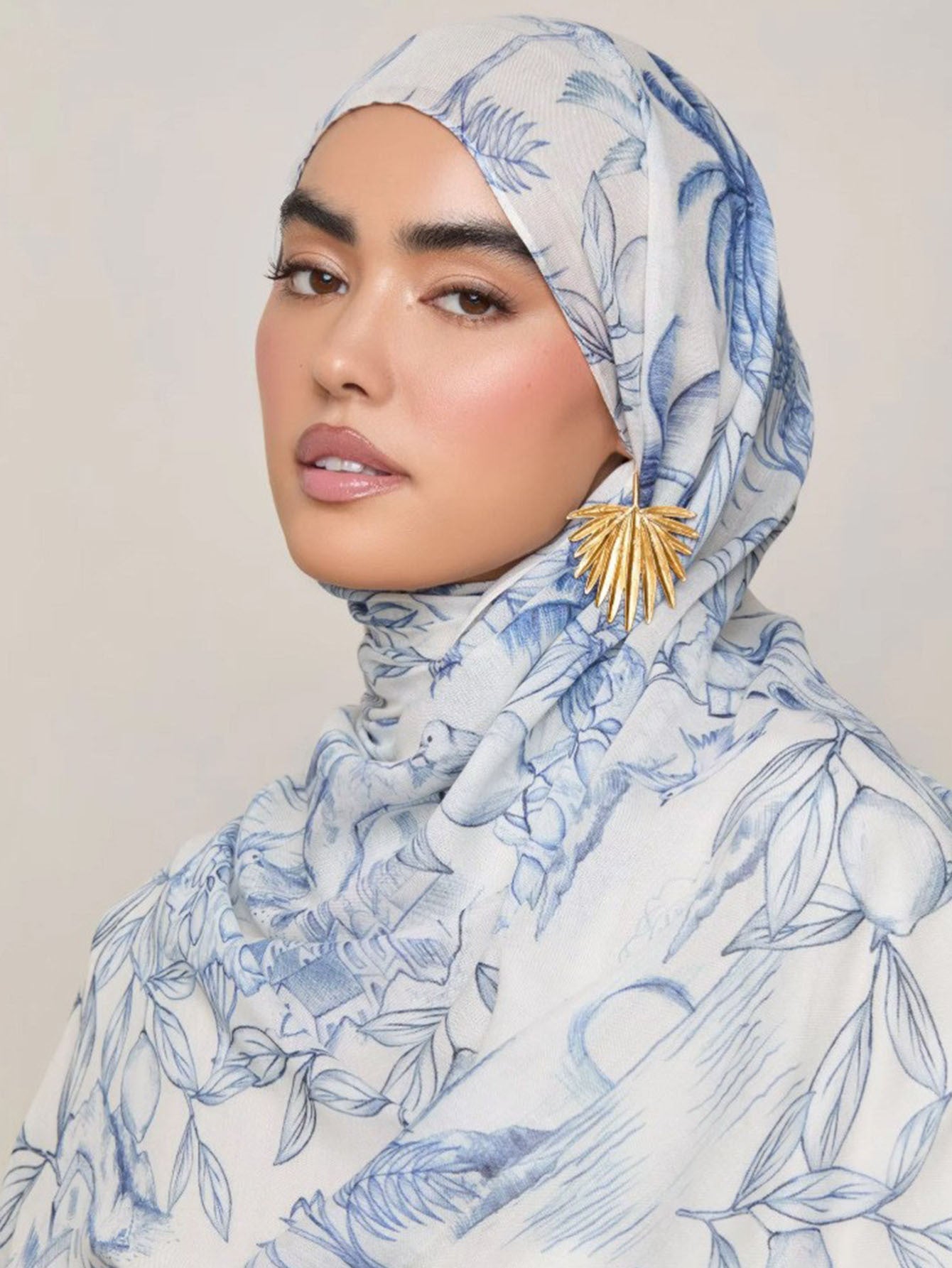 RY120 White Blue Tropical Leaf Line Art Hijab Shawl – Blue Willow Botanical Women's Head Scarf (80×180cm)