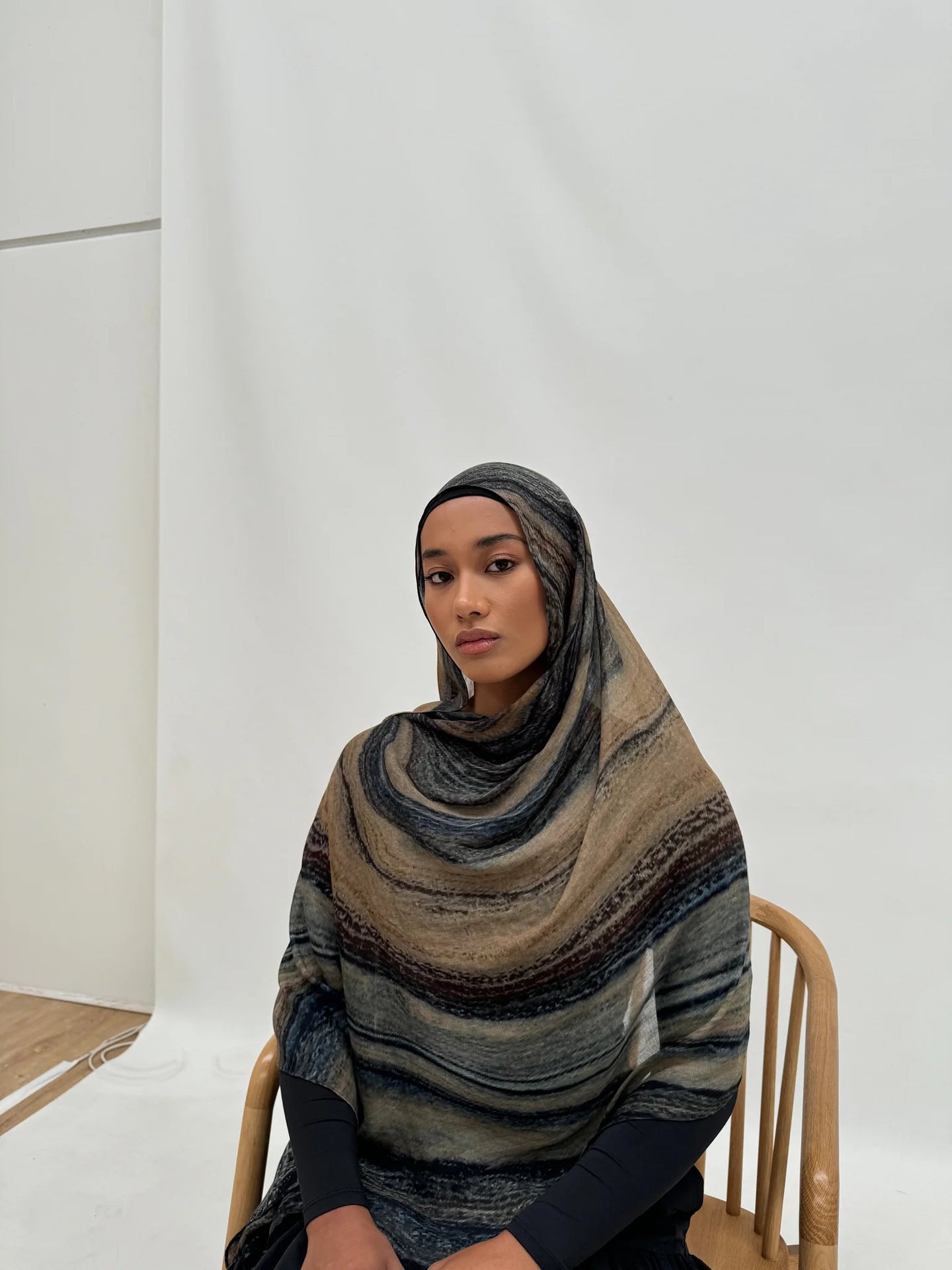 RY140 Dark Grey Blue Camel Brown Black Strata Wave Hijab Shawl – Geological Women's Head Scarf (80×180cm)