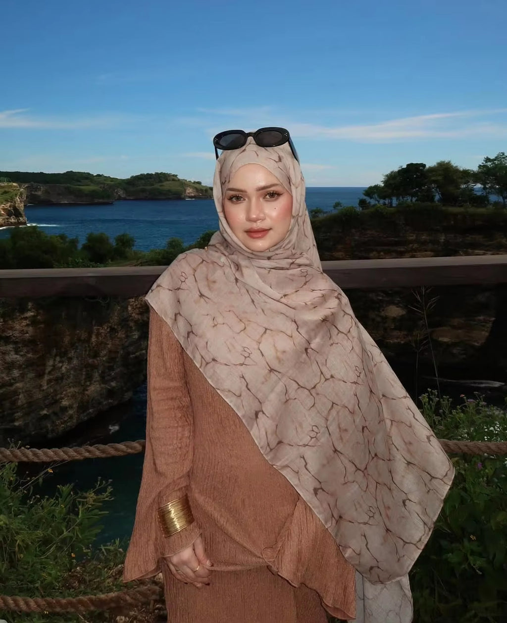 RY33 Nude Beige Floral Sketch Hijab Shawl – Botanical Line Art Women's Head Scarf (80×180cm)