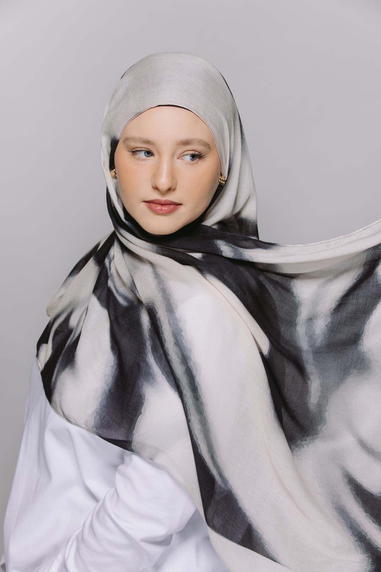 RY114 White Grey Black Abstract Brushstroke Hijab Shawl – Ink Wash Women's Head Scarf (80×180cm)