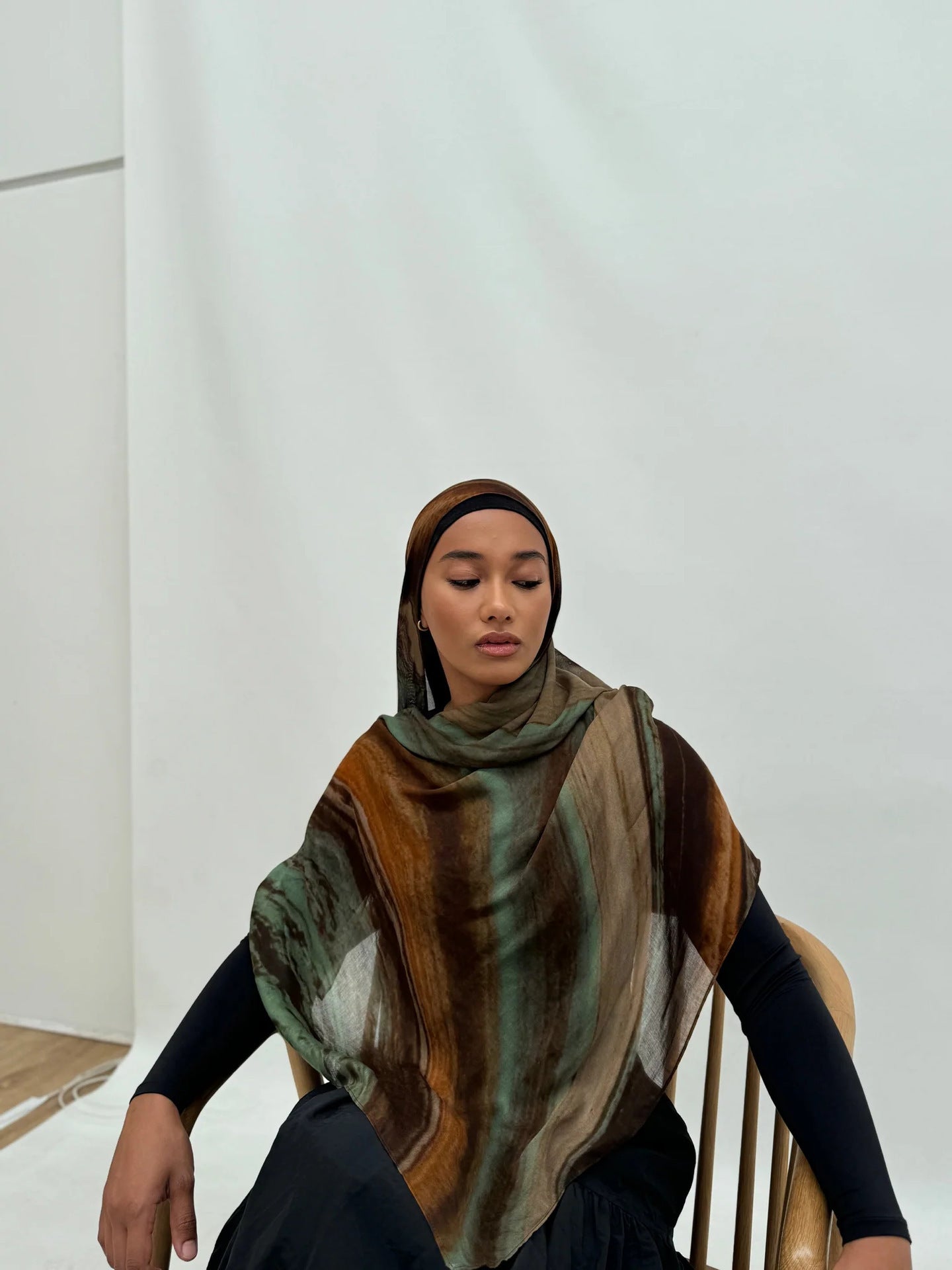 RY139 Olive Green Caramel Brown White Oil Paint Stripe Hijab Shawl – Abstract Women's Head Scarf (80×180cm)