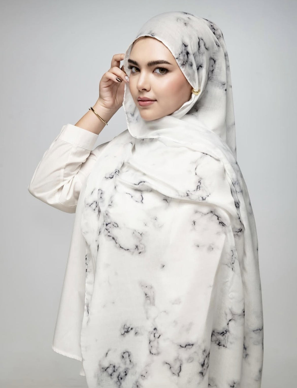 RY07 Marble Print Hijab Shawl – White & Black Watercolor Women's Head Scarf (80×180cm)