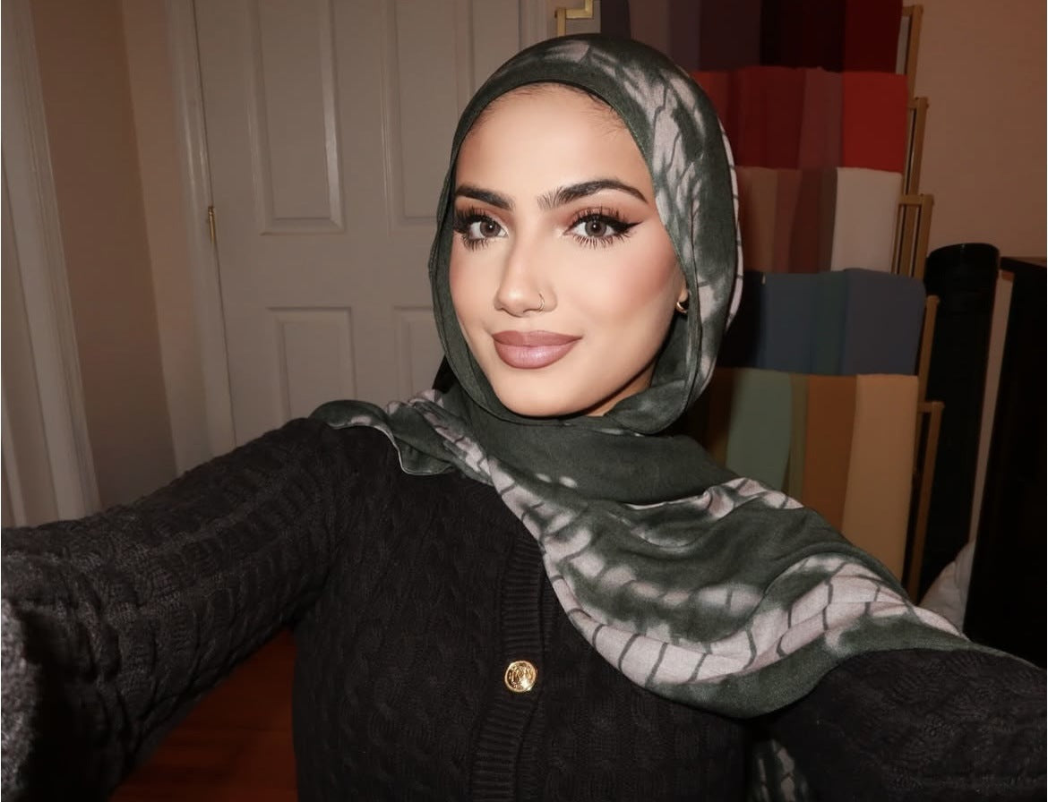 RY96 Dark Green White Crackle Tie Dye Hijab Shawl – Shibori Women's Head Scarf (80×180cm)