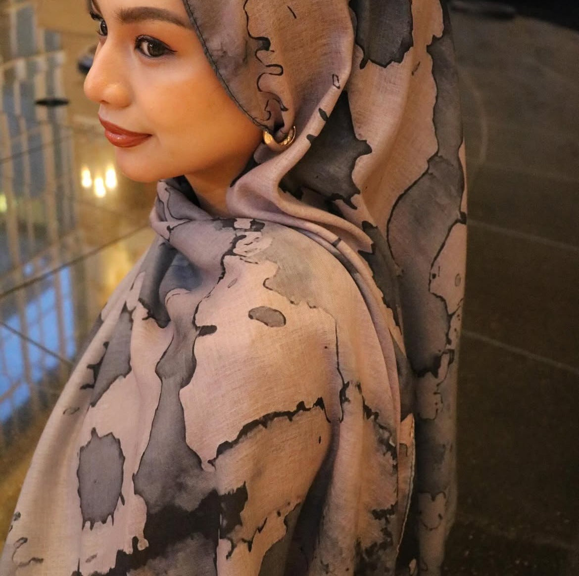 RY21 Mauve Grey Abstract Ink Splash Hijab Shawl – Watercolor Splatter Women's Head Scarf (80×180cm)