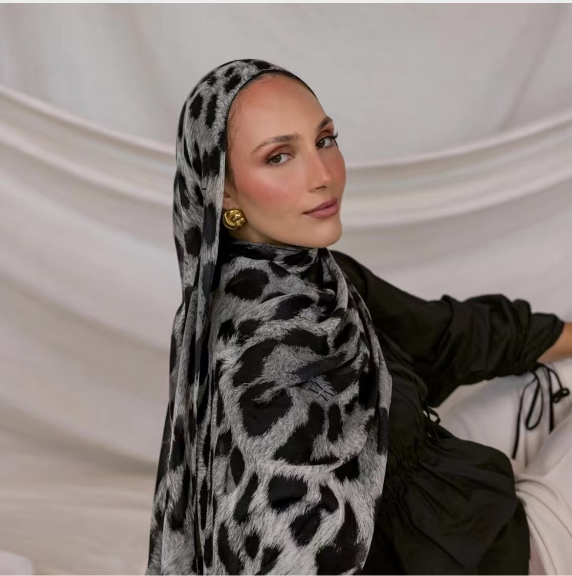 RY149 Silver Grey Black Snow Leopard Print Hijab Shawl – Luxe Animal Women's Head Scarf (80×180cm)