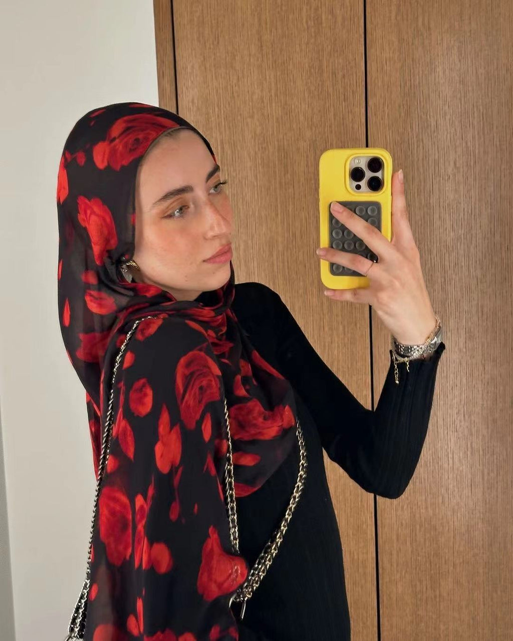 RY143 Black Red Rose Floral Hijab Shawl – Bold Botanical Women's Head Scarf (80×180cm) - Raya